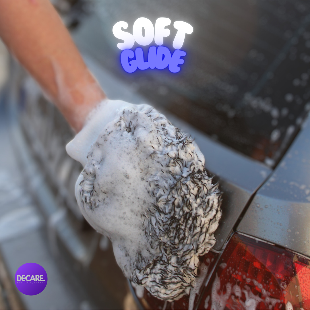 Decare SoftGlide Mikrofaser Waschhandschuh beim Waschen einer Heckklappe – optimale Kontrolle und Reinigung bis in die Ecken