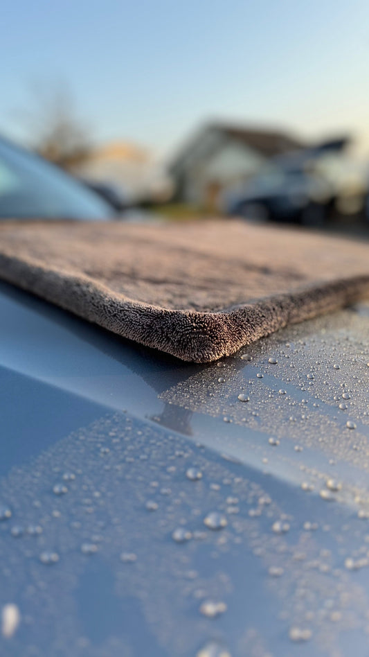 FluffyDry Trockentuch von Decare – Mikrofaser mit 2000GSM auf Motorhaube