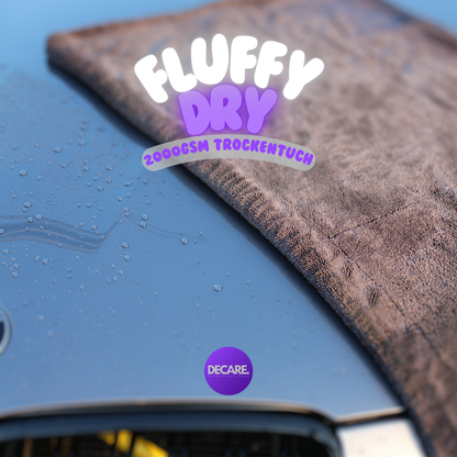 Decare FluffyDry Mikrofaser Trockentuch auf Motorhaube – zeigt Größe und weiche Oberfläche am Fahrzeug