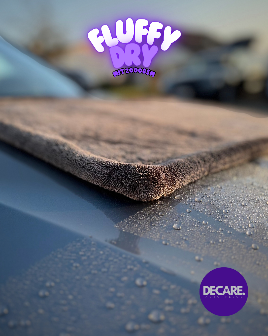 Vorher-Nachher Effekt mit dem Decare FluffyDry Trockentuch – trockener, glänzender Lack nach der Autowäsche