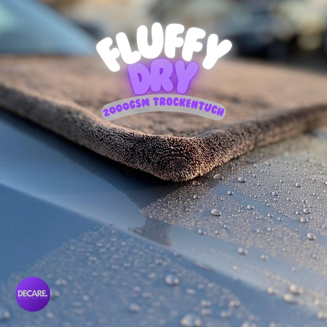 Vorher-Nachher Effekt mit dem Decare FluffyDry Trockentuch – trockener, glänzender Lack nach der Autowäsche